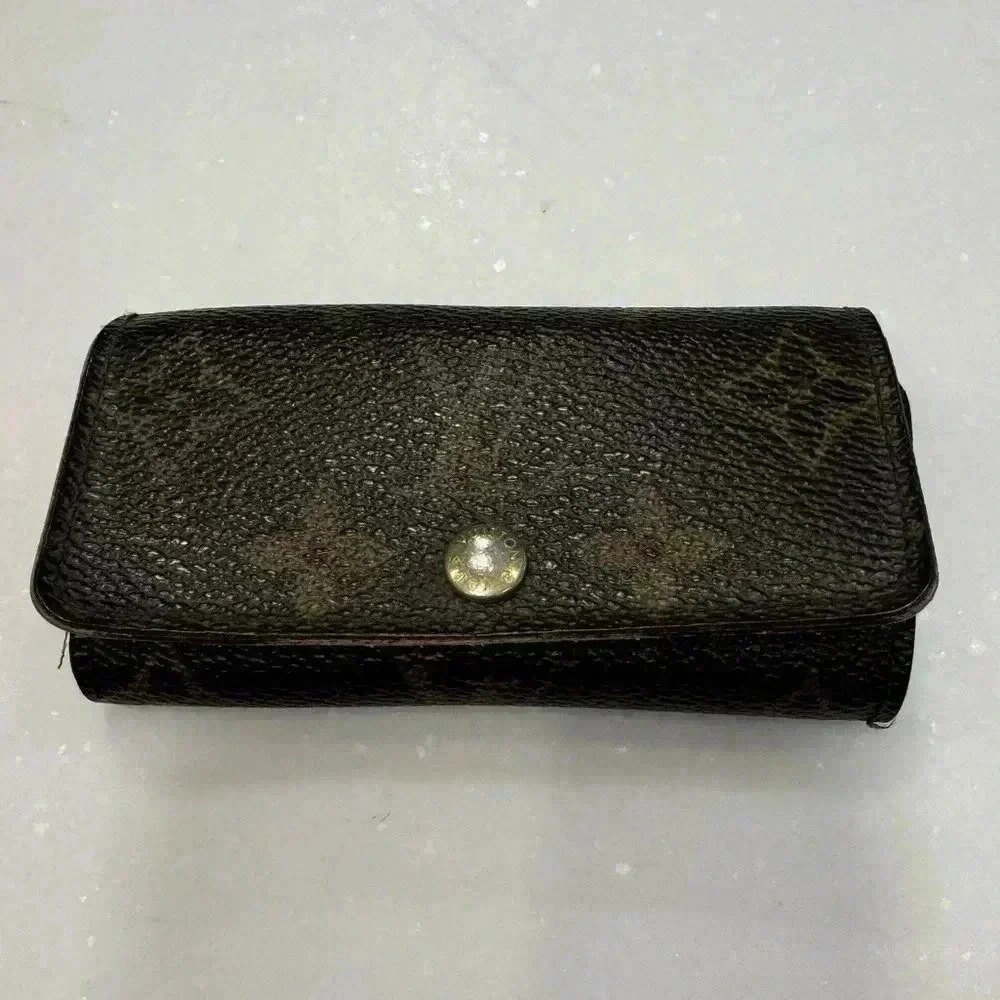 Authentic Louis Vuitton monogram 4 key holder case. Canvas & leather.